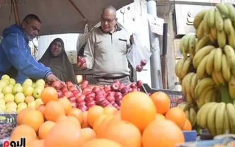 إقبال متزايد على شراء الموز والكنتالوب داخل أسواق الفاكهة في محافظة سوهاج